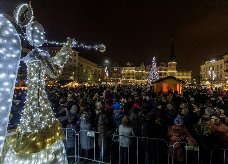 Pohled na svátečně nasvícené Masarykovo náměstí. Foto: Jiří Zerzoň 